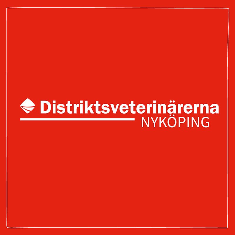 Bild med röd bakgrund och vit ram med Distriktsveterinärernas logo och texten Nyköping centrerat i mitten.  